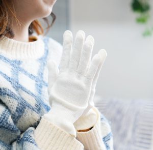 母の日に！UV（紫外線）カット・保湿・吸湿・保温性のある、シルク100%で潤う手袋